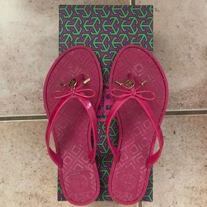 Tory Burch Jelly Bow Thong in saucy pink